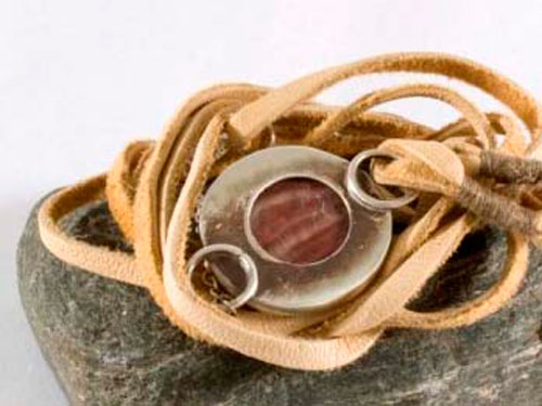 Shina, bracelet sable rouge en argent, cuir et jaspe paysage