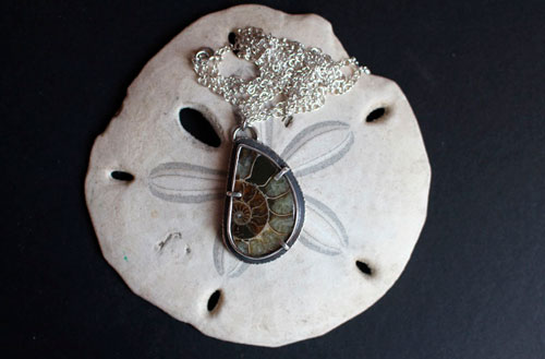 Du fond de l’océan, collier ammonite fossile en argent 