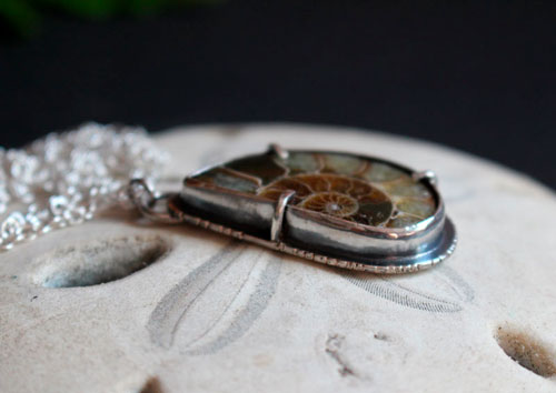 Du fond de l’océan, collier ammonite fossile en argent 