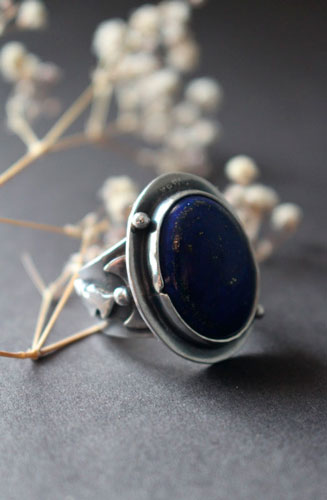 Equinoxe d’automne, bague feuille de lune en argent et lapis-lazuli