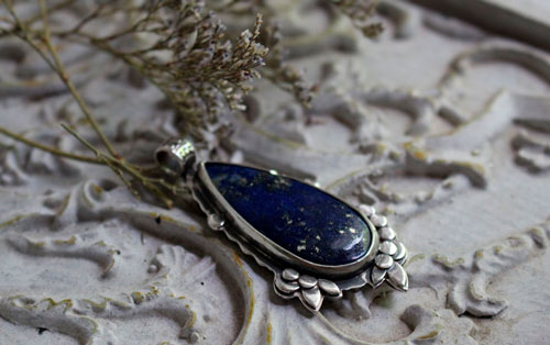 Inflorescence au crépuscule, pendentif coucher de soleil en argent et lapis-lazuli