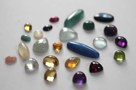 Selection de cabochons de formes différentes pour la création d’un bijou qui vous ressemble avec vos pierres de naissance