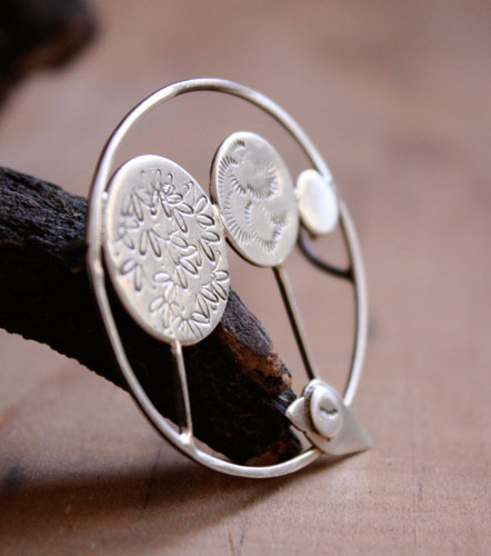 Marcel aime les arbres, broche oiseau en argent