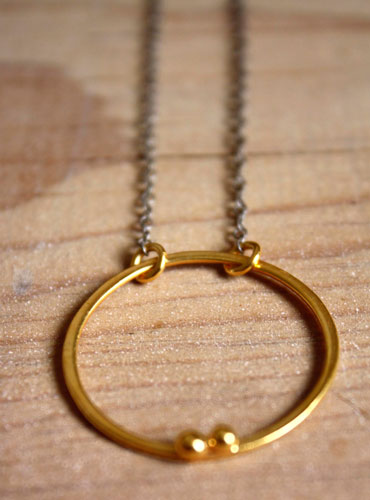 Enclos d’or, collier cercle du couple en or et argent