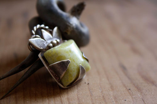 Manjano, pendentif fruit carré imaginaire en argent et jade citron