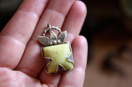 Manjano, pendentif fruit carré imaginaire en argent et jade citron