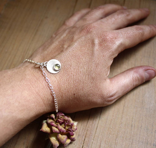 Nima, bracelet rond en argent et pierre de naissance