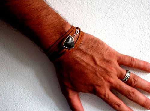 Sagar, bracelet de caractère en argent, cuir et agate fossile