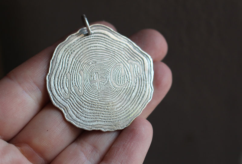 A jamais, pendentif tranche d’arbre gravée commémorative en argent