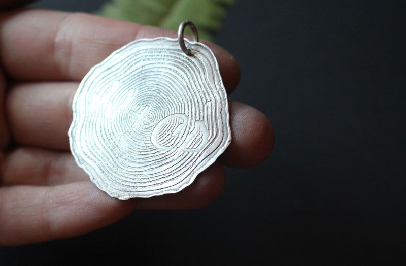 A jamais, pendentif tranche d’arbre gravée commémorative en argent