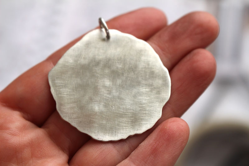 A jamais, pendentif tranche d’arbre gravée commémorative en argent