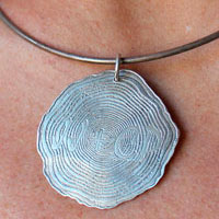 A jamais, pendentif tranche d’arbre gravée commémorative en argent