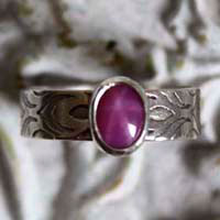 Adélaïde, bague médiévale en argent et saphir rose étoilé