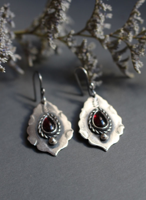 Adeona, boucles d’oreilles architecture romaine antique en argent et grenat