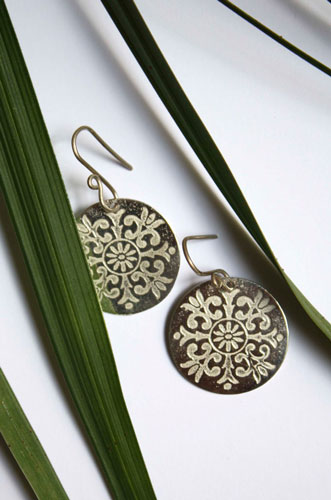 Alixia, boucles d’oreilles disque baroque et fleur-de-lys en argent