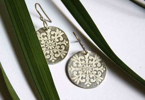 Alixia, boucles d’oreilles disque baroque et fleur-de-lys en argent