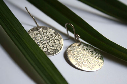 Alixia, boucles d’oreilles disque baroque et fleur-de-lys en argent