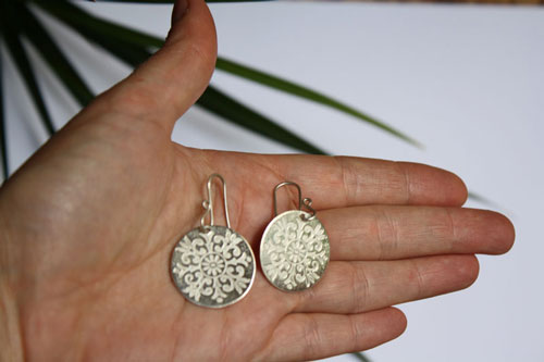 Alixia, boucles d’oreilles disque baroque et fleur-de-lys en argent