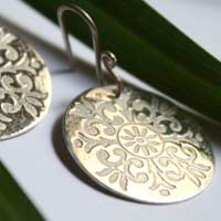 Alixia, boucles d’oreilles disque baroque et fleur-de-lys en argent