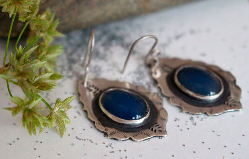 Ama, boucles d&rsquo;oreilles eau amérindienne en argent et agate bleue 