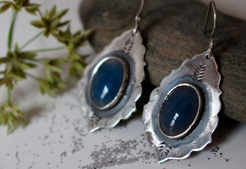 Ama, boucles d&rsquo;oreilles eau amérindienne en argent et agate bleue 