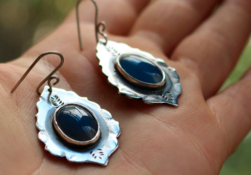 Ama, boucles d&rsquo;oreilles eau amérindienne en argent et agate bleue 