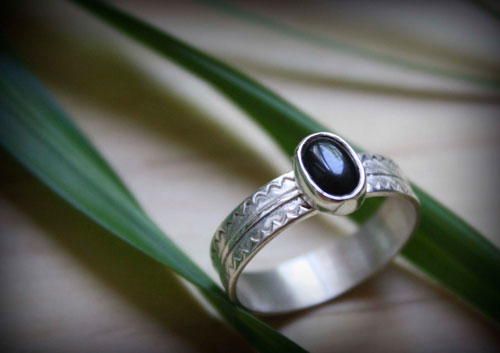 Ancolie, bague gravée langage des fleurs en argent et onyx