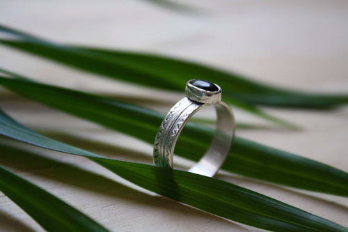 Ancolie, bague gravée langage des fleurs en argent et onyx