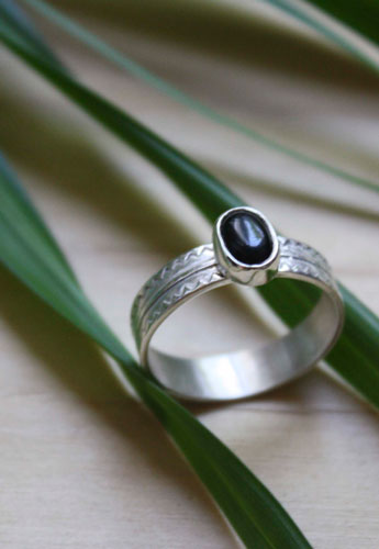 Ancolie, bague gravée langage des fleurs en argent et onyx