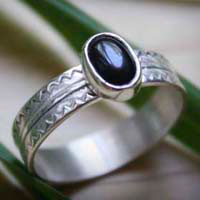 Ancolie, bague gravée langage des fleurs en argent et onyx