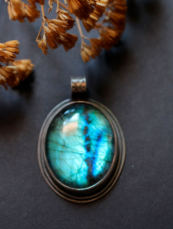 Apaisement, pendentif vertus du bleu en argent et labradorite