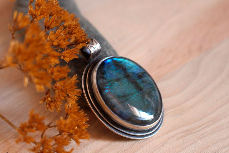 Apaisement, pendentif vertus du bleu en argent et labradorite