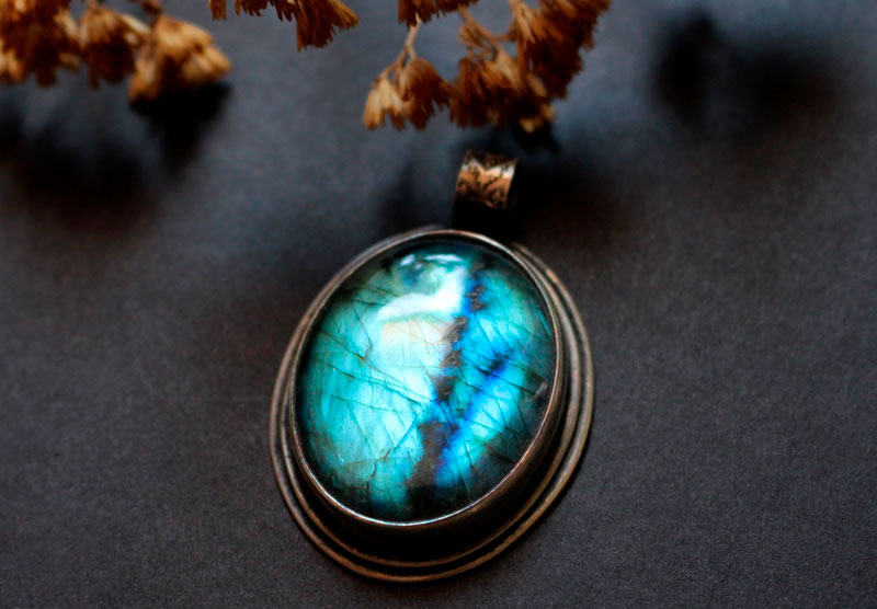 Apaisement, pendentif vertus du bleu en argent et labradorite