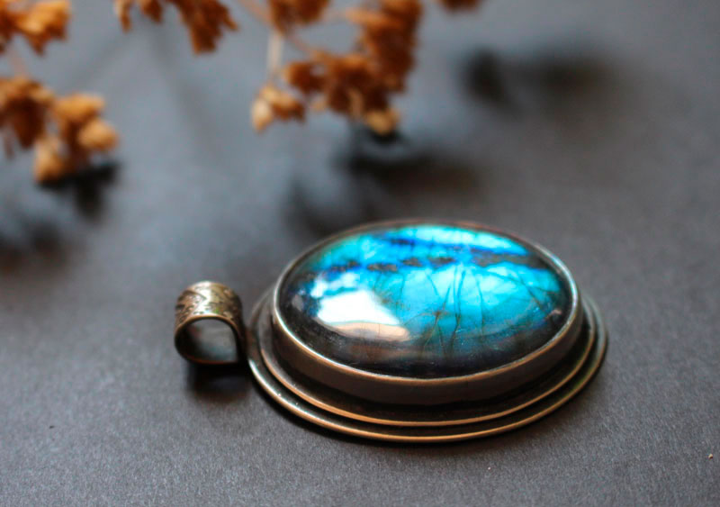 Apaisement, pendentif vertus du bleu en argent et labradorite