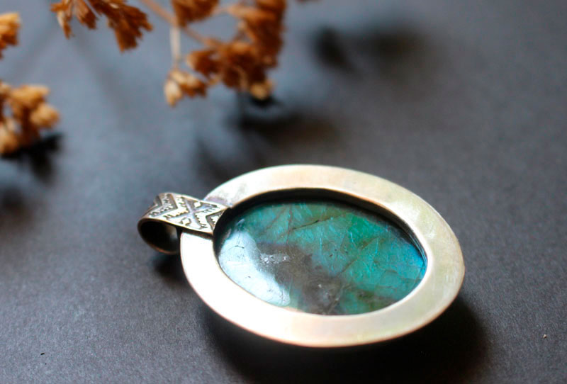 Apaisement, pendentif vertus du bleu en argent et labradorite