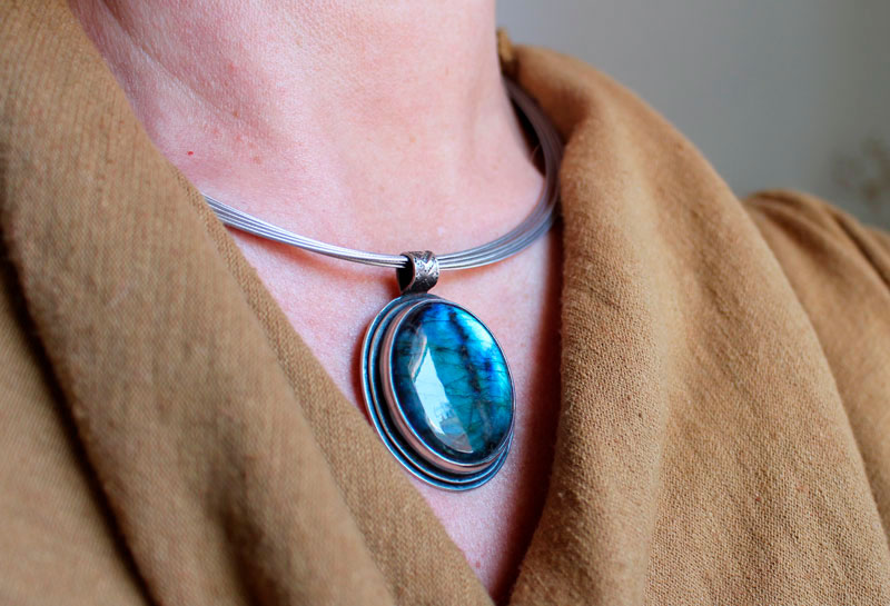 Apaisement, pendentif vertus du bleu en argent et labradorite