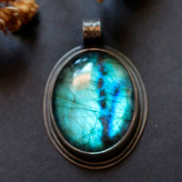 Apaisement, pendentif vertus du bleu en argent et labradorite