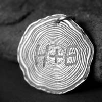 Arbre gravé, pendentif initiales gravées sur un tronc d'arbre en argent