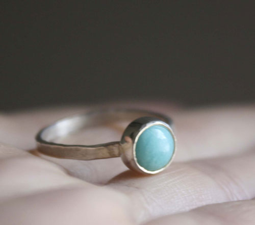 Azurine, bague en argent martelé et amazonite