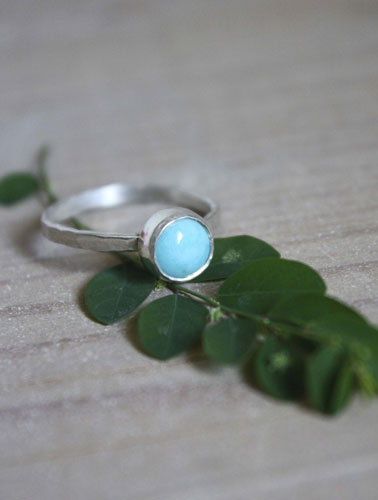 Azurine, bague en argent martelé et amazonite