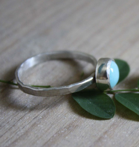 Azurine, bague en argent martelé et amazonite
