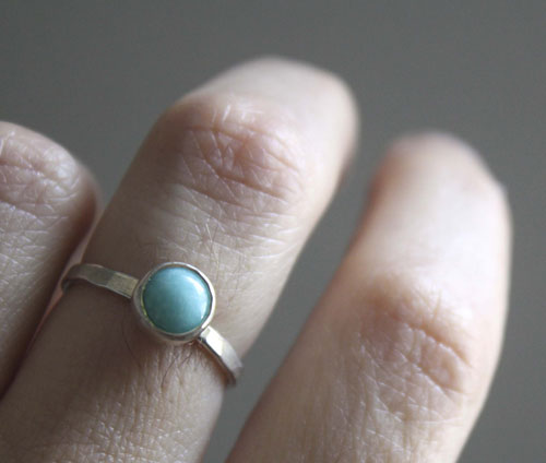 Azurine, bague en argent martelé et amazonite