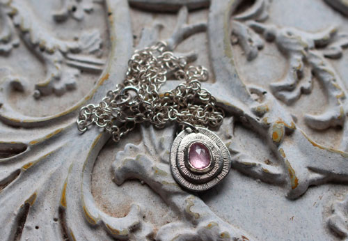 Bouton de rose, collier fleur en argent et corindon rose