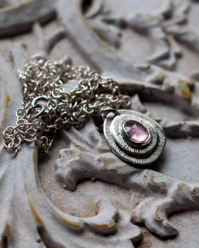 Bouton de rose, collier fleur en argent et corindon rose