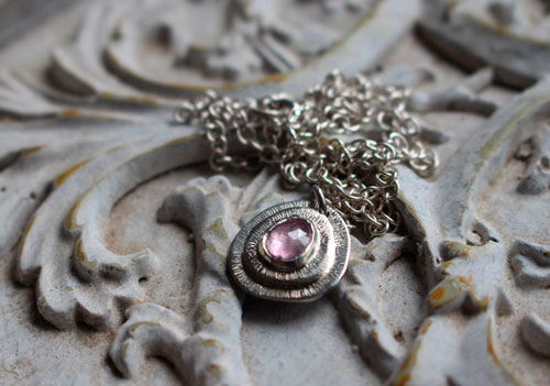 Bouton de rose, collier fleur en argent et corindon rose