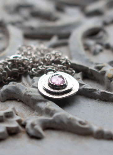 Bouton de rose, collier fleur en argent et corindon rose