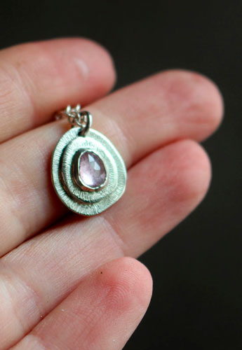 Bouton de rose, collier fleur en argent et saphir rose