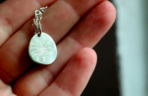 Bouton de rose, collier fleur en argent et saphir rose