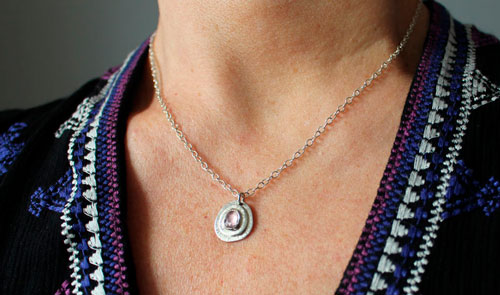 Bouton de rose, collier fleur en argent et saphir rose