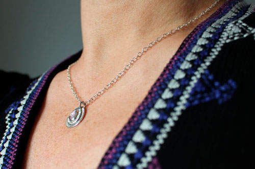 Bouton de rose, collier fleur en argent et saphir rose